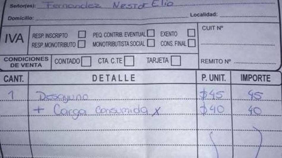 Cargo en un bar de Salta por cargar la notebook