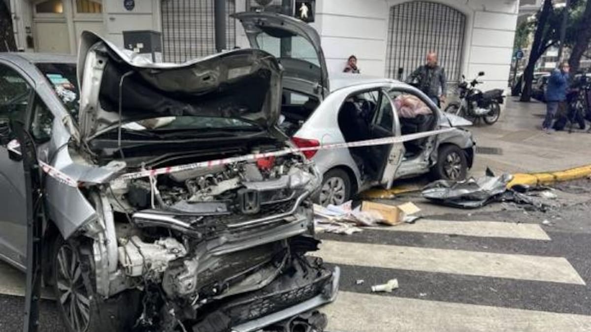 Choque en Caballito: Debieron rescatar a la conductora con una motosierra. Foto: NA.
