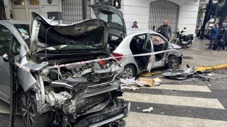 Choque en Caballito: Debieron rescatar a la conductora con una motosierra. Foto: NA.