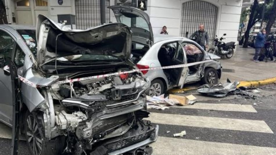 Choque en Caballito: Debieron rescatar a la conductora con una motosierra. Foto: NA.