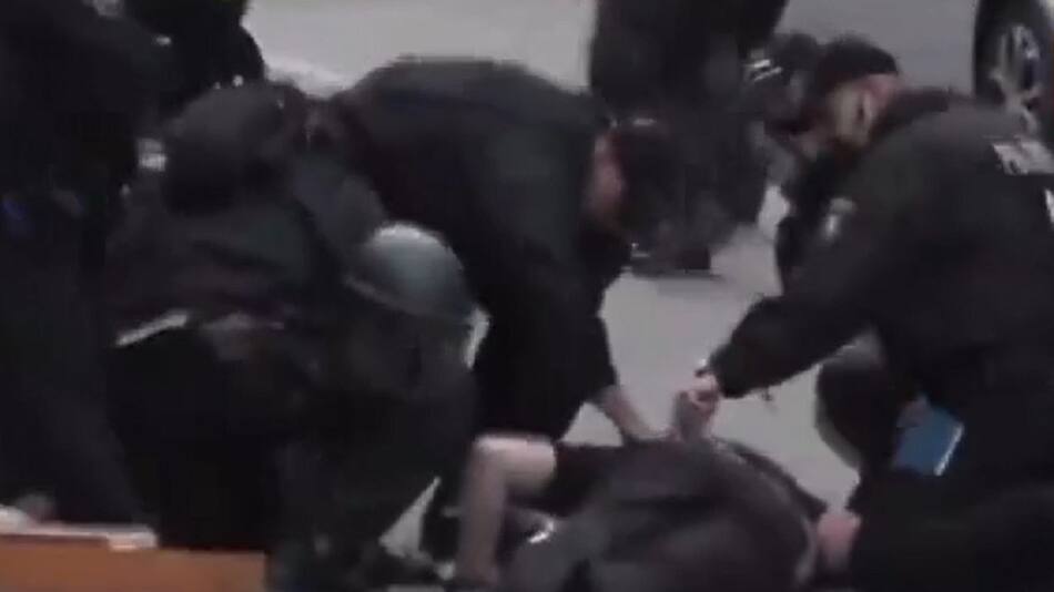 El hombre quedó tendido en el piso tras ser abatido por los agentes policiales. Foto: captura video.