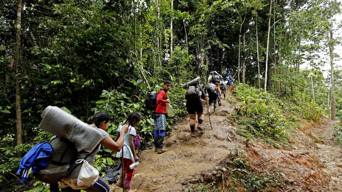 Migrantes cruzando una de las fronteras más peligrosas del mundo.