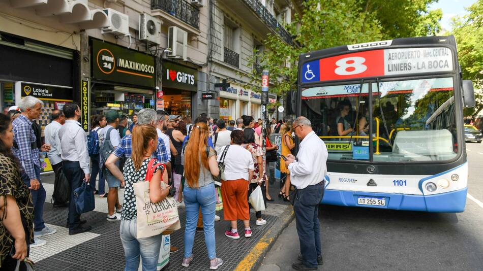 Colectivos, pasajeros. Foto: NA.