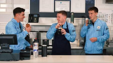 Julián Álvarez y Máximo Perrone le enseñaron a armar un mate a Sergio Gómez. Video: Manchester City