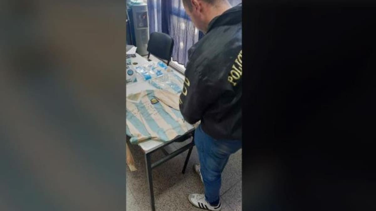 Recuperaron cuatro camisetas de la Selección usadas por Caniggia. Foto: Télam.