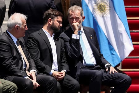 El Rey de España, Felipe VI y el Presidente de Chile, Gabriel Boric, en la asunción de Milei. Foto: Reuters.