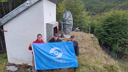 Pablo Aguiar, técnico del Instituto Nacional de Prevención Sísmica e integrante de la red de monitoreo de la OTPCE y su equipo. Foto: gentileza.