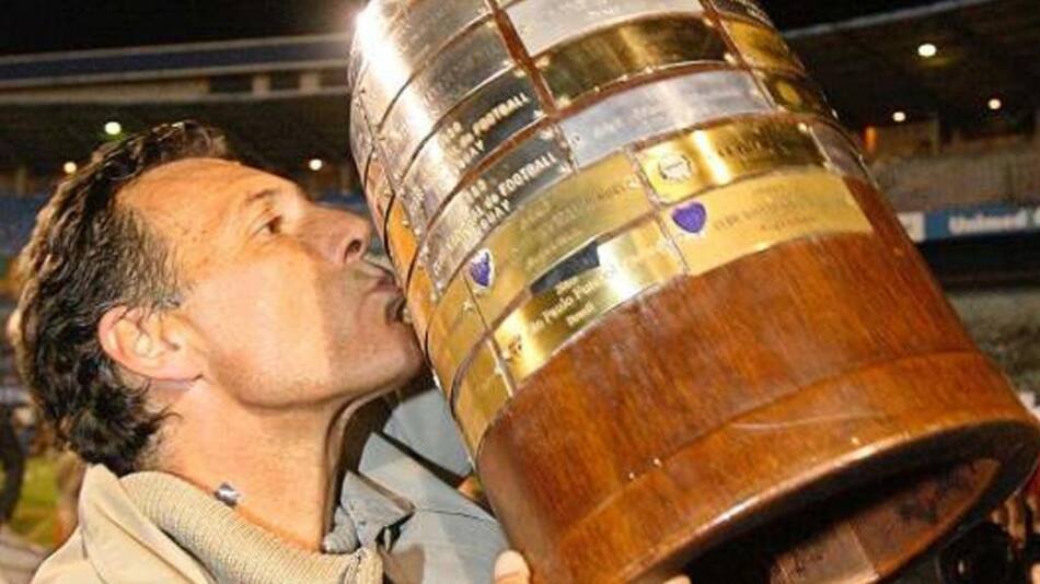Miguel Ángel Russo con la Copa Libertadores