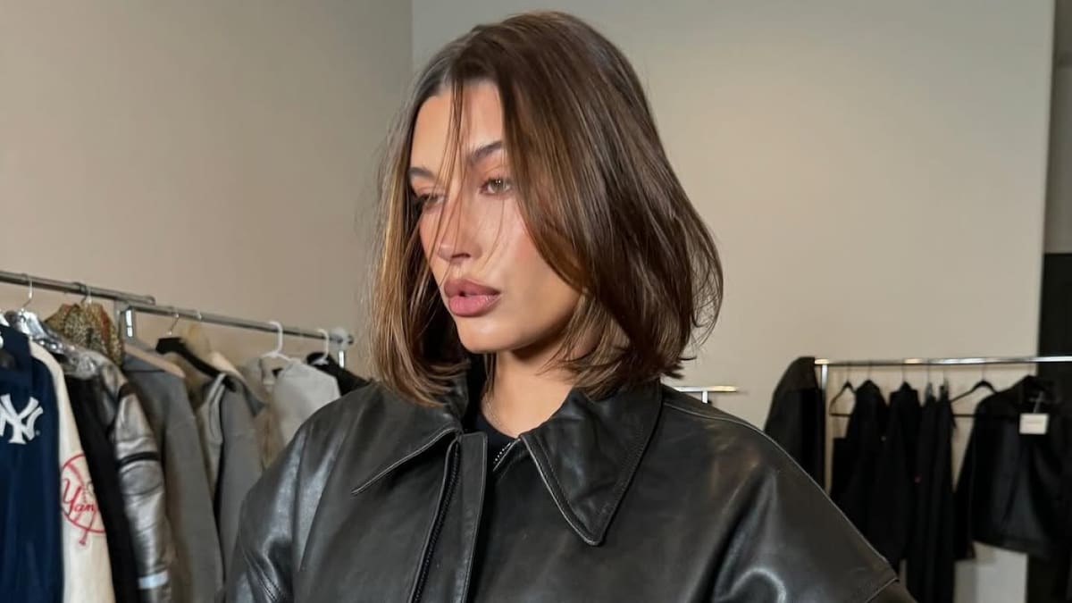 Hailey Bieber se suma a la tendencia de las camperas de cuero oversize. Foto Instagram @haileybieber