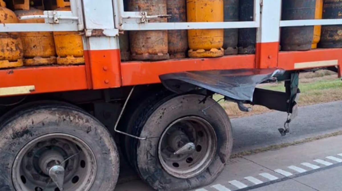 Francisco Gómez murió tras el choque entre el auto en el que viajaba y un camión cargado con garrafas.