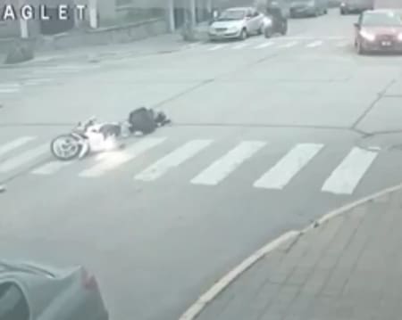 Una moto fue embestida por un caballo en Necochea. Fuente: Captura