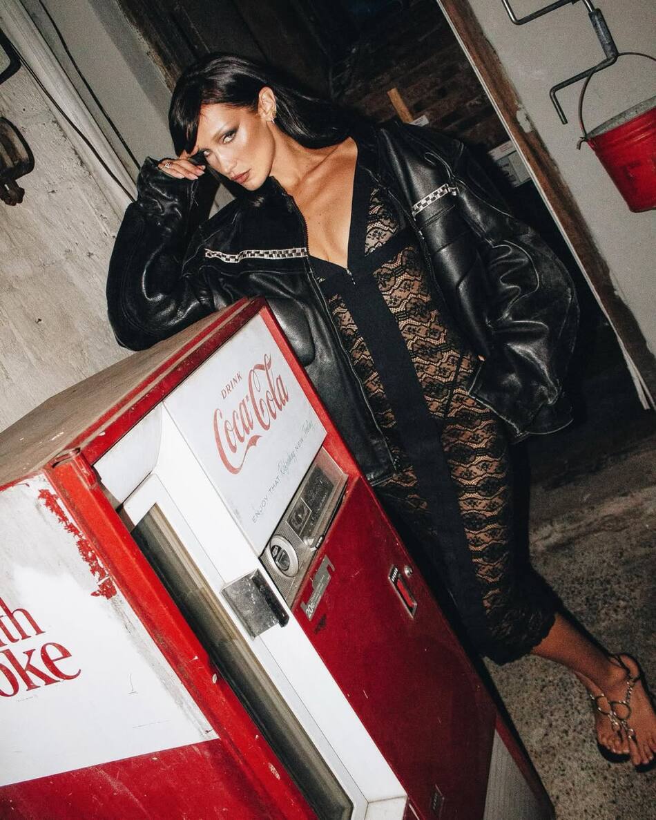 Bella Hadid se suma a la tendencia de las camperas de cuero oversize. Foto Instagram @bellahadid