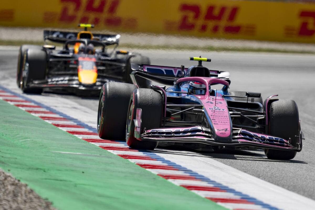 Franco Colapinto seguido de cerca por Yuki Tsunoda en el GP de España. Foto: EFE (Siu Wu)