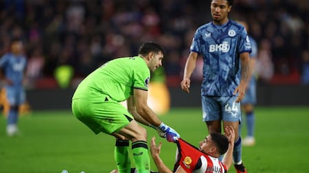 El cruce entre Emiliano Martínez y Neil Maupay. Foto: Reuters.