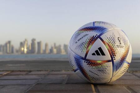 Al Rihla, la pelota oficial del Mundial de Qatar 2022. EFE.