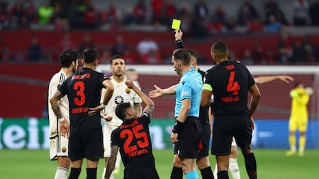 Palacios y Paredes protagonizaron un encontronazo en la Europa League. Foto: Reuters