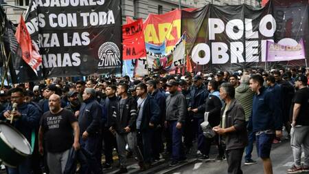 Banderas del Polo Obrero en las afueras del Ministerio de Trabajo, donde el SUTNA y empresarios dirimen sus diferencias. Foto: NA.