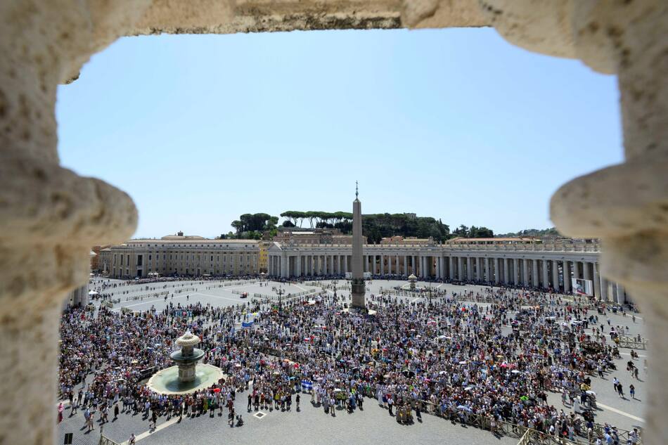 Miles de fieles reunidos en el Vaticano. Foto: Reuters.
