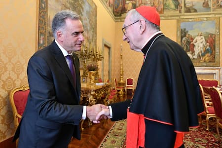 El papa León XIV junto a Yamandú Orsi, presidente de Uruguay.