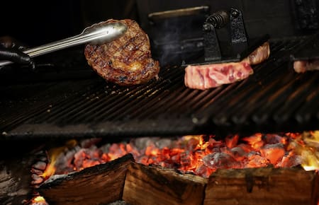 Asado, carne, parrilla. Foto: Reuters/Agustin Marcarian