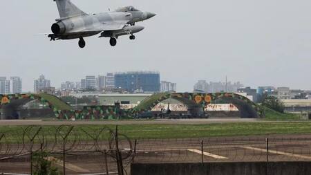 Un avión Mirage 2000-5 de la Fuerza Aérea de Taiwán se prepara para aterrizar en la Base Aérea de Hsinchu. Foto: Reuters