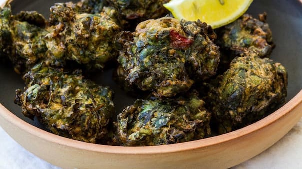 Sin sartén ni fritura y súper esponjosos: cómo hacer los mejores buñuelos de espinaca en microondas o freidora de aire