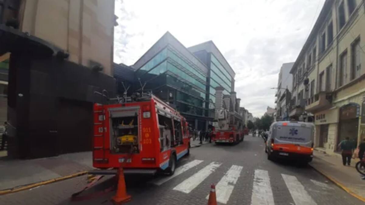 Se incendió el cine del shopping Abasto: dos personas sufrieron quemaduras y el SAME asistió a otras seis