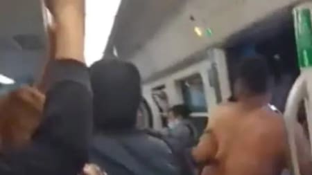 Pelea en el tren Sarmiento entre barrabravas y vendedores ambulantes. Foto: Captura de video