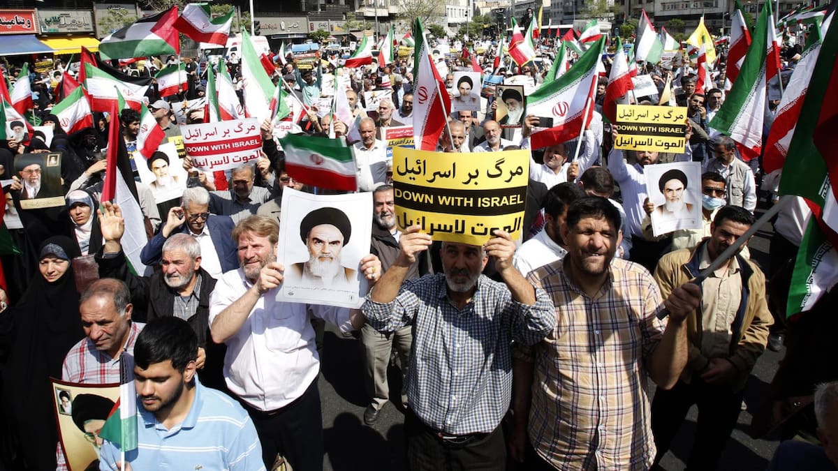 Iraníes se manifiestan contra Israel alzando retratos y banderas propias y palestinas. Foto: EFE