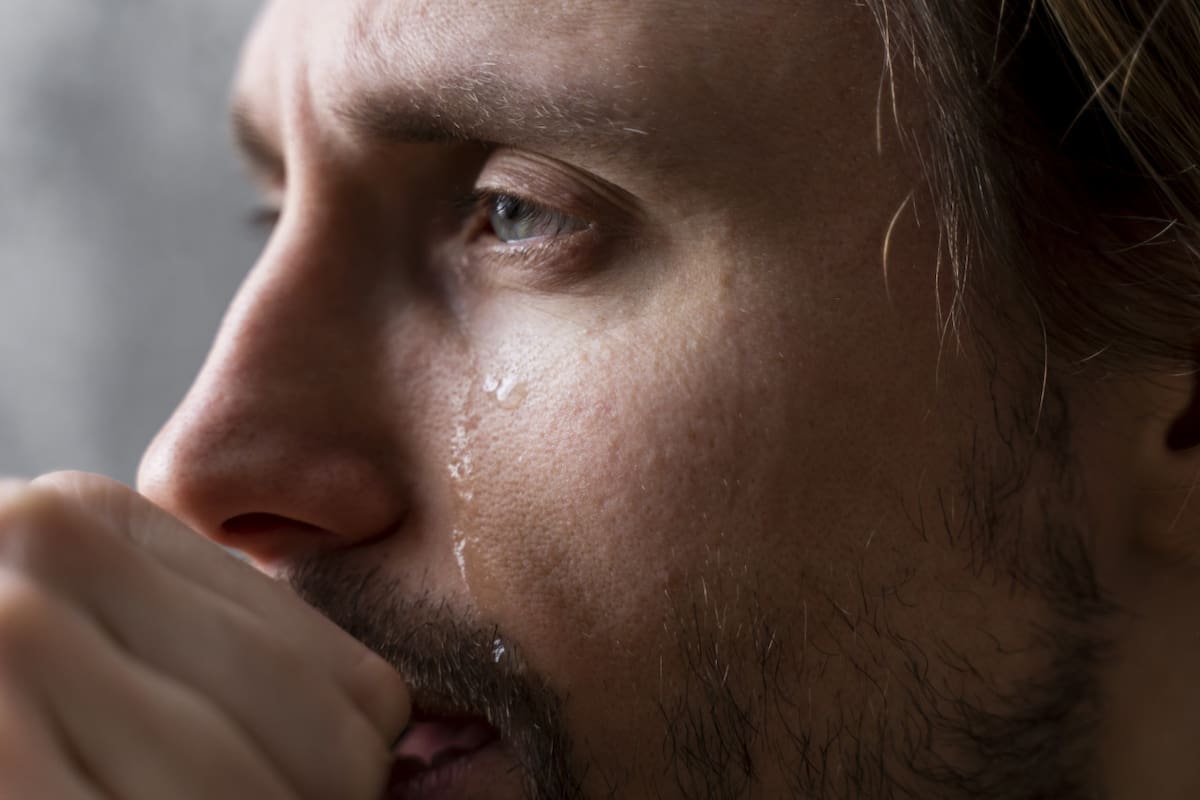 Hombre llorando. Foto Freepik.
