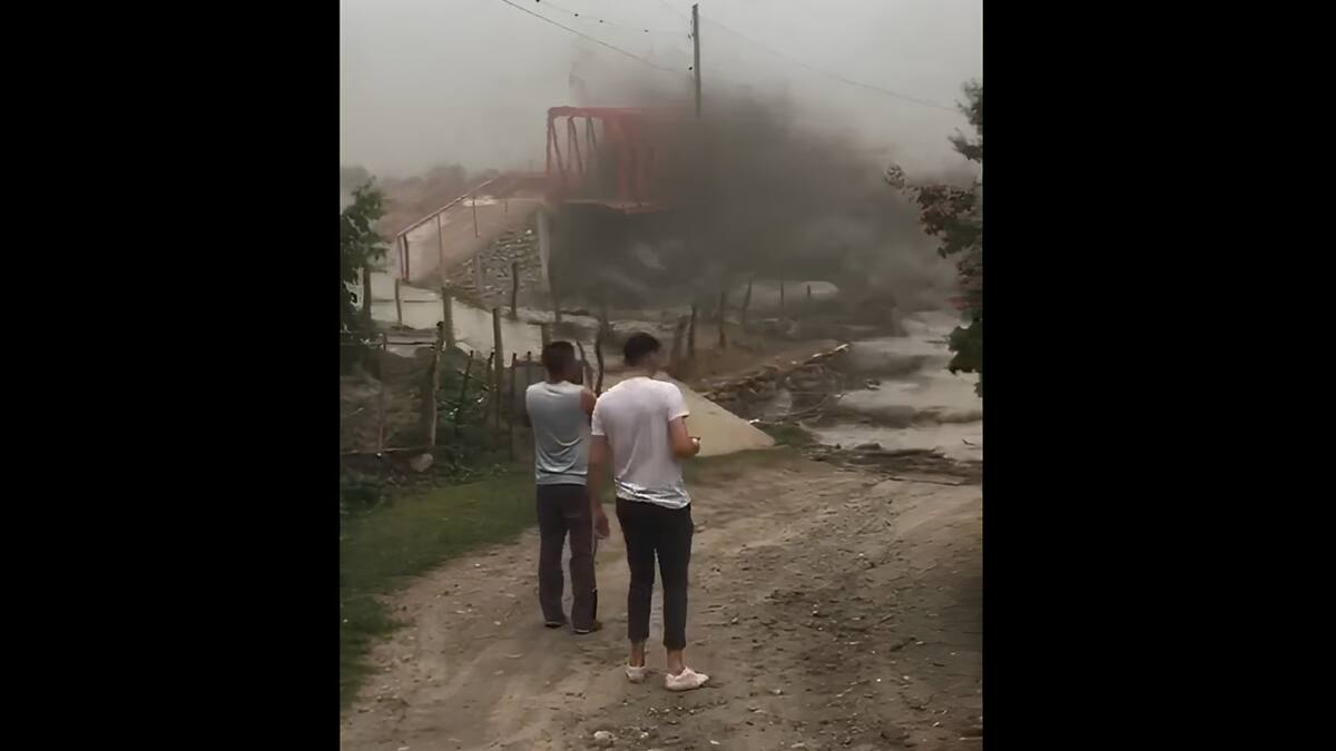 Un puente peatonal fue destruido por la creciente de un río en Catamarca. Foto: captura.