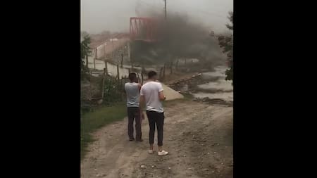 Un puente peatonal fue destruido por la creciente de un río en Catamarca. Foto: captura.