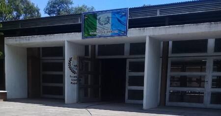 Escuela Media Gobernador Piedrabuena de Tucumán. Foto: Google Maps.