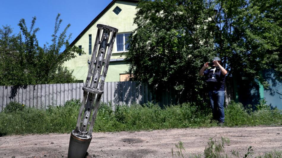 Contenedor de una bomba de racimo atascado en el suelo de Járkov. Foto: Reuters.