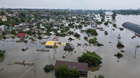 Las graves inundaciones tras la explosión de la represa de Kajovka. Foto: Reuters.