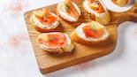Con pocos ingredientes: ideas de canapés fáciles, rápidos y deliciosos con pan para cualquier ocasión