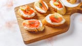 Con pocos ingredientes: ideas de canapés fáciles, rápidos y deliciosos con pan para cualquier ocasión