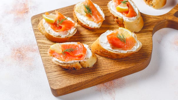 Con pocos ingredientes: ideas de canapés fáciles, rápidos y deliciosos con pan para cualquier ocasión
