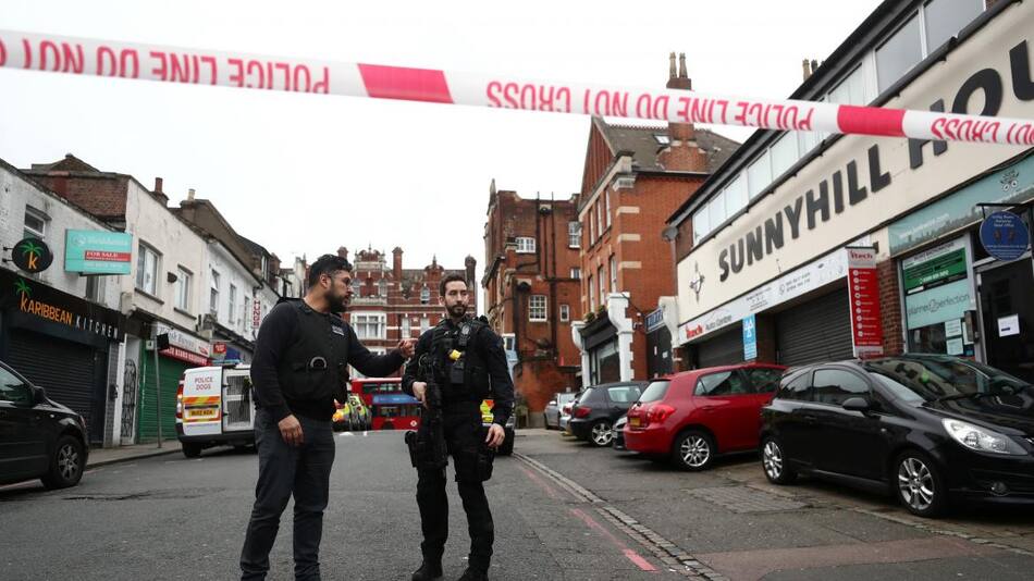 La Policía cerca de un sitio donde un hombre fue baleado por oficiales armados en Streatham, REUTERS