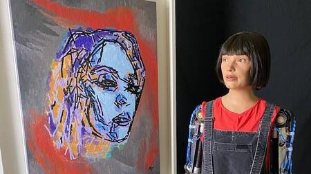 Ai-Da con una de sus obras. Foto:ai-darobot.com