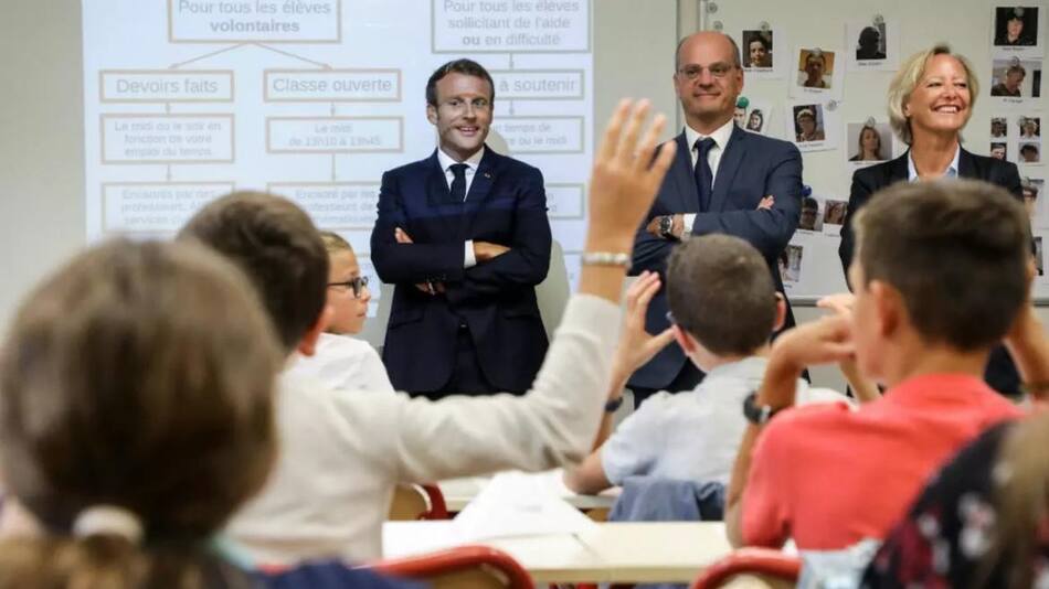 Emmanuel Macron, en una escuela de Francia.