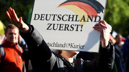 "Alemania primero", reza el cartel de la ultra derecha. Foto: Reuters.