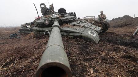 Soldados ucranianos inspeccionan el tanque ruso en el área de Kiev. Foto: EFE.