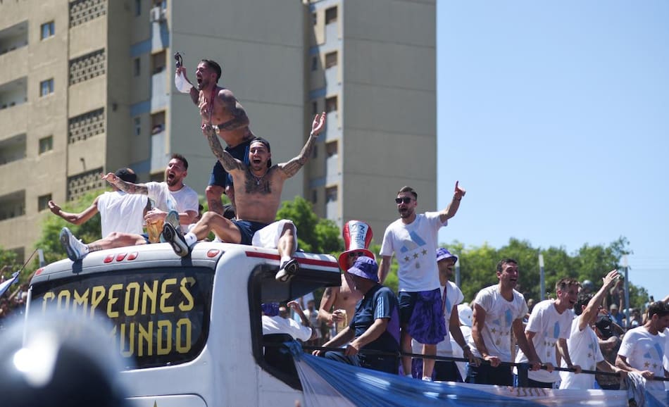 Festejos de la Selección Argentina ante los hinchas. Foto: NA