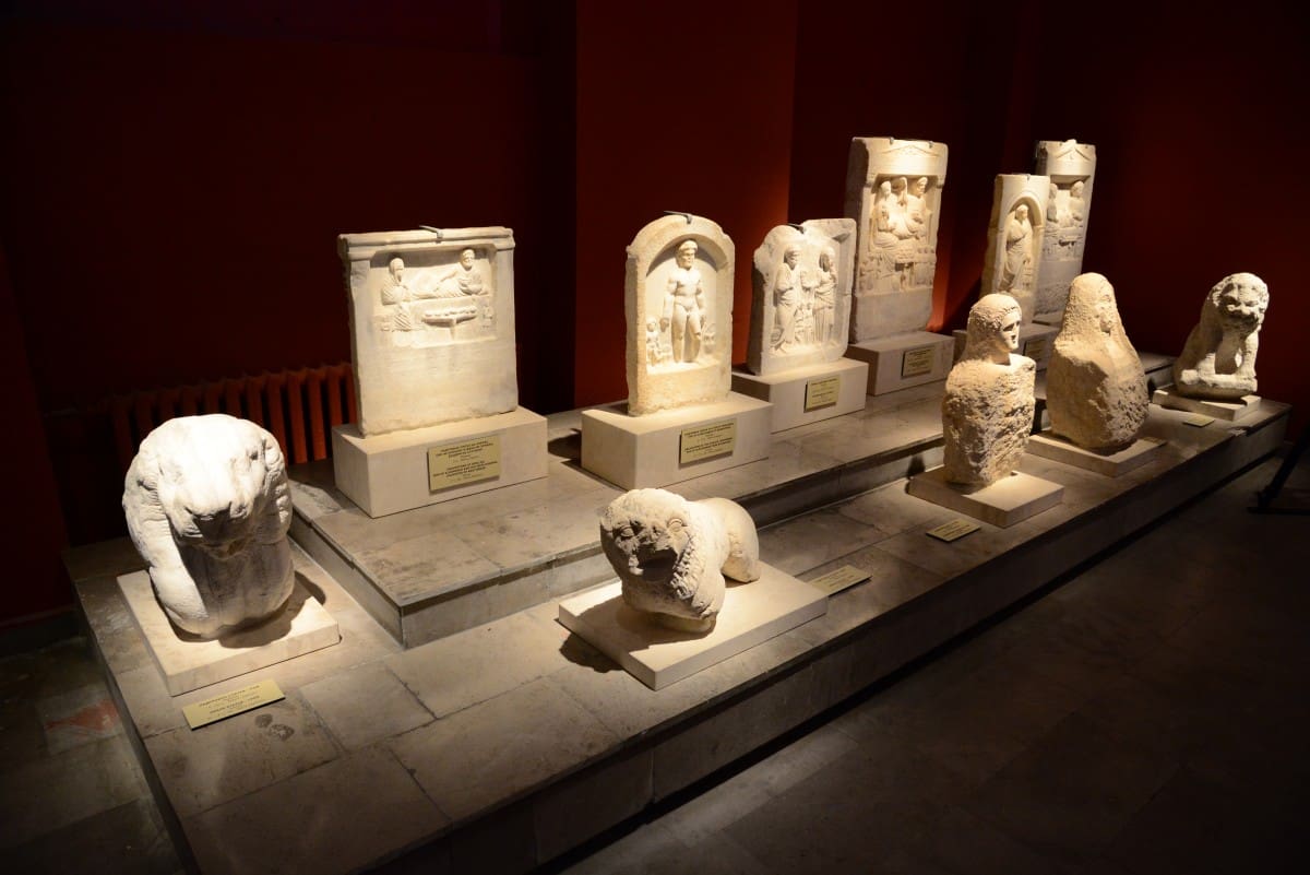 El Museo Arqueológico de Varna, en Bulgaria, conserva uno de los conjuntos de oro trabajado más antiguos del mundo, descubierto en una necrópolis prehistórica en 1972.