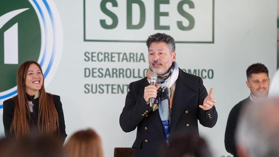 Gustavo Menéndez encabezó la entrega de más de 50 habilitaciones para comerciantes, industriales y productores de Merlo.