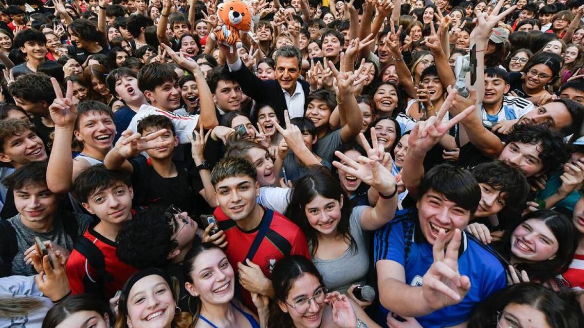 Visita de Sergio Massa al colegio Carlos Pellegrini. Foto: Prensa.