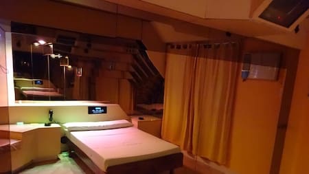 El joven irrumpió cuarto por cuarto para finalmente dar con su novia. Foto: Archivo.