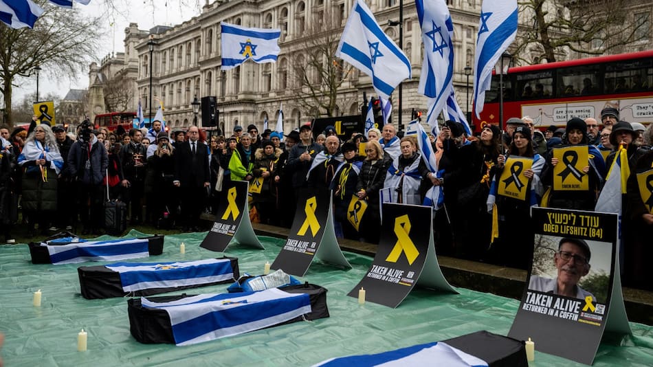 Actos por la entrega de los cuerpos la familia Bibas. Foto: Reuters/Chris J. Ratcliffe