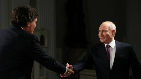 Vladimir Putin y Tucker Carlson. Foto: Reuters